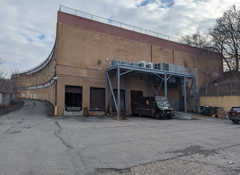 More Photos Of 39-34 43rd St, Long Island City Warehouse For Lease