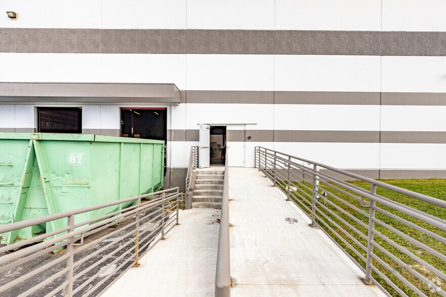 More Photos Of 5035 W Hillsborough Ave, Tampa Warehouse For Lease