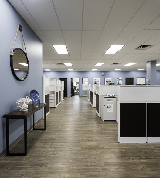 More Photos Of 135-175 Froehlich Farm Blvd, Woodbury Unknown For Lease