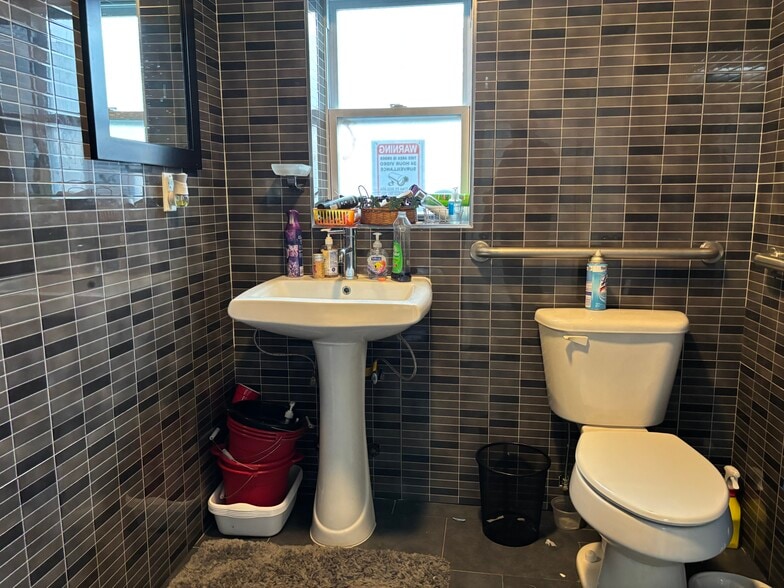 More Photos Of 292-294 Medford Ave, Patchogue Office For Lease