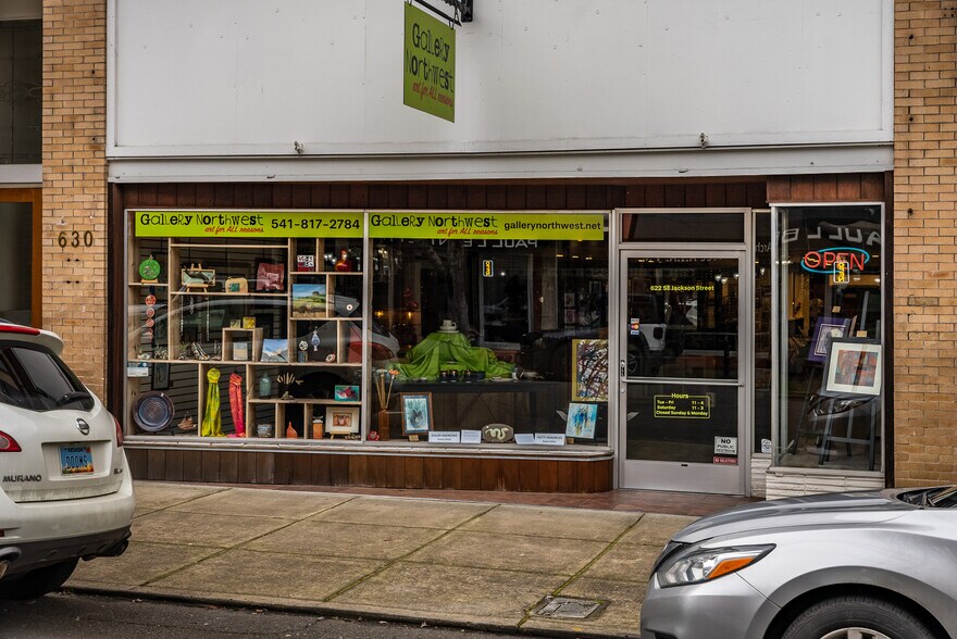 More Photos Of 622-630 SE Jackson St, Roseburg Storefront For Sale