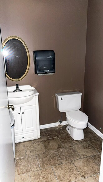 More Photos Of 378 Eastland Rd, Dothan Distribution For Sale