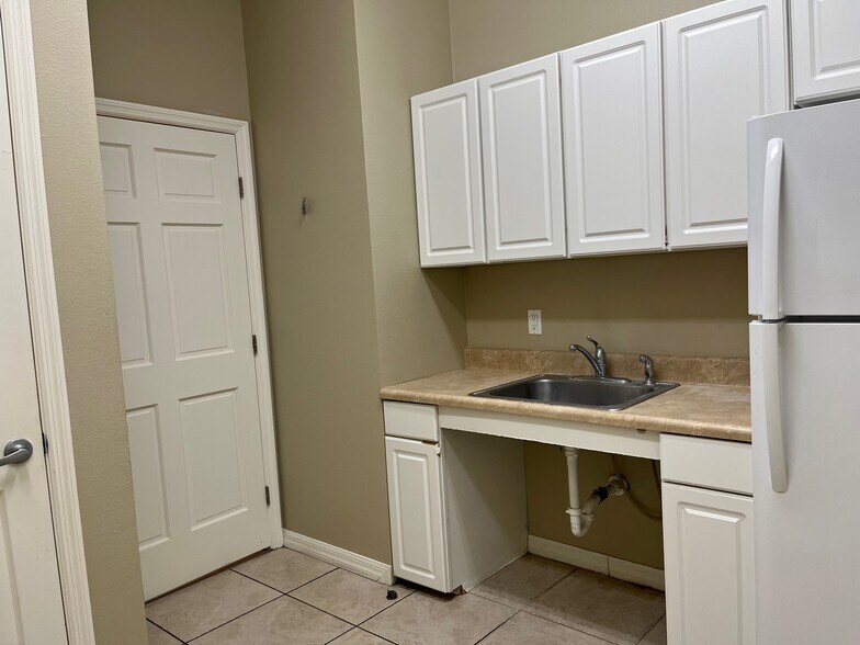 More Photos Of 1708-1718 Lexington Green Ln, Sanford Medical For Sale