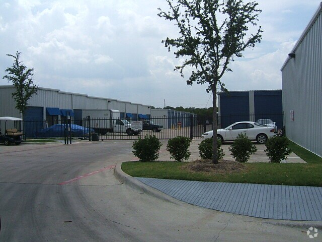 More Photos Of 13575 Goldmark Dr, Dallas Self Storage For Lease