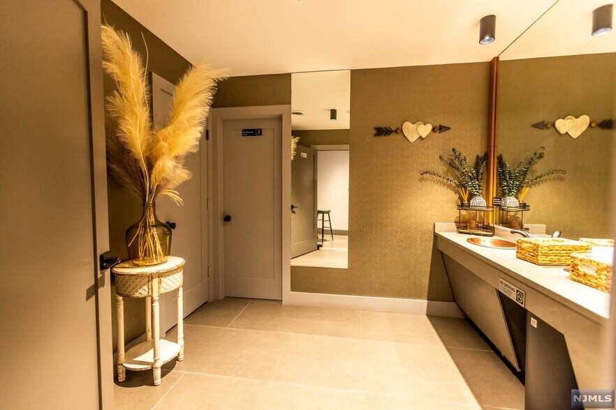 More Photos Of 526 Anderson Ave, Cliffside Park General Retail For Sale