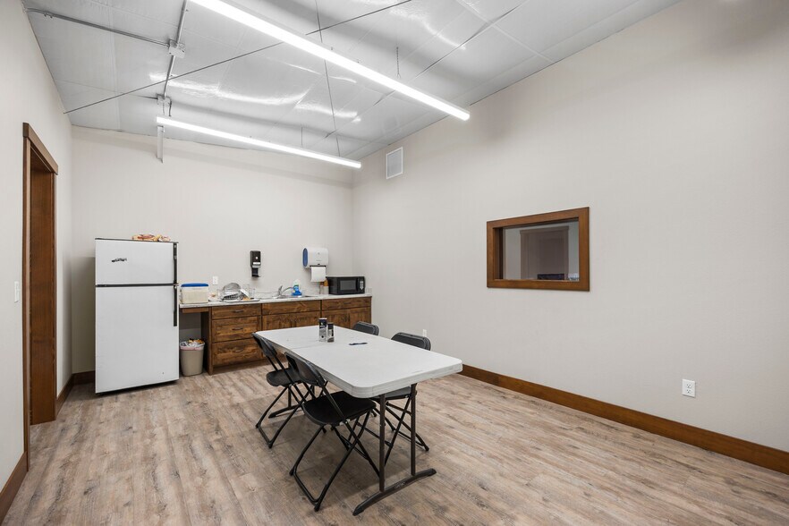 More Photos Of 3251 N Glade Rd, Pasco Warehouse For Lease