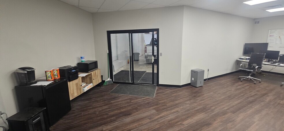 More Photos Of 7304 Sni-A-Bar Rd, Kansas City Warehouse For Sale