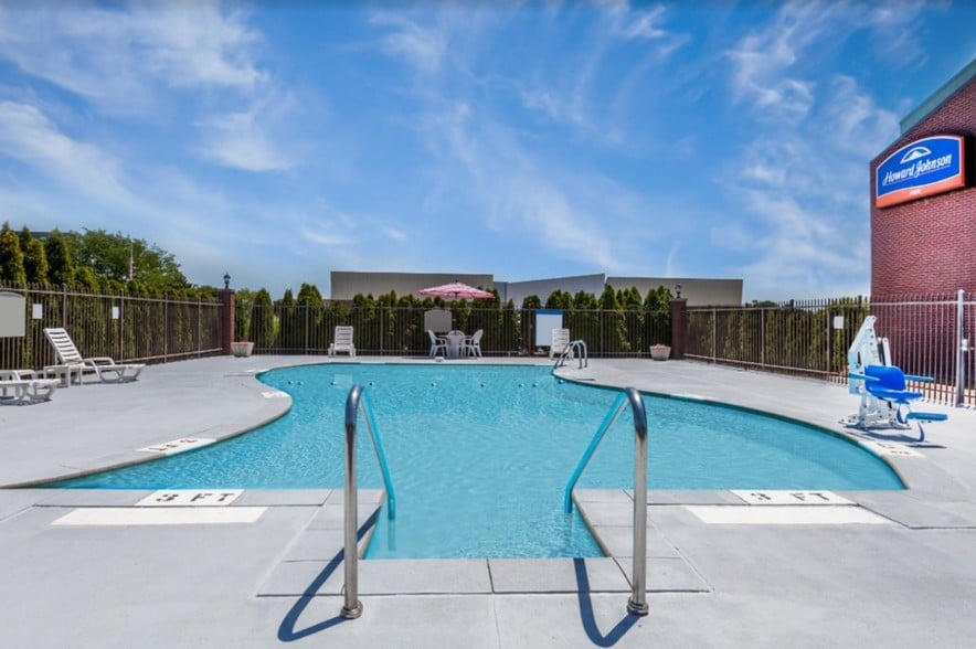 More Photos Of 1101 N Green River Rd, Evansville Hotel For Sale