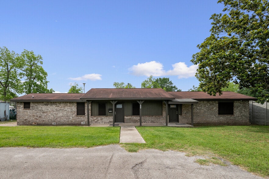 Primary Photo Of 1107 N Houston Ave, Humble Light Manufacturing For Sale