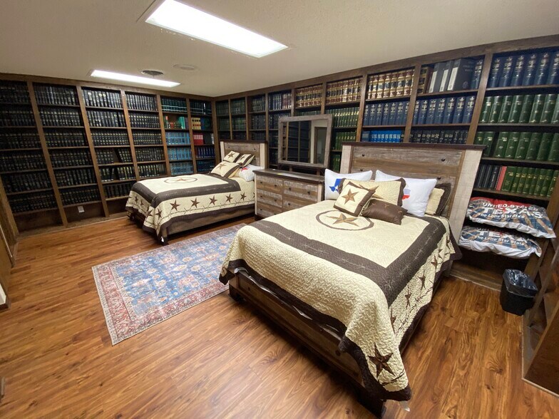 More Photos Of 117 San Augustine St, Center Office Residential For Sale