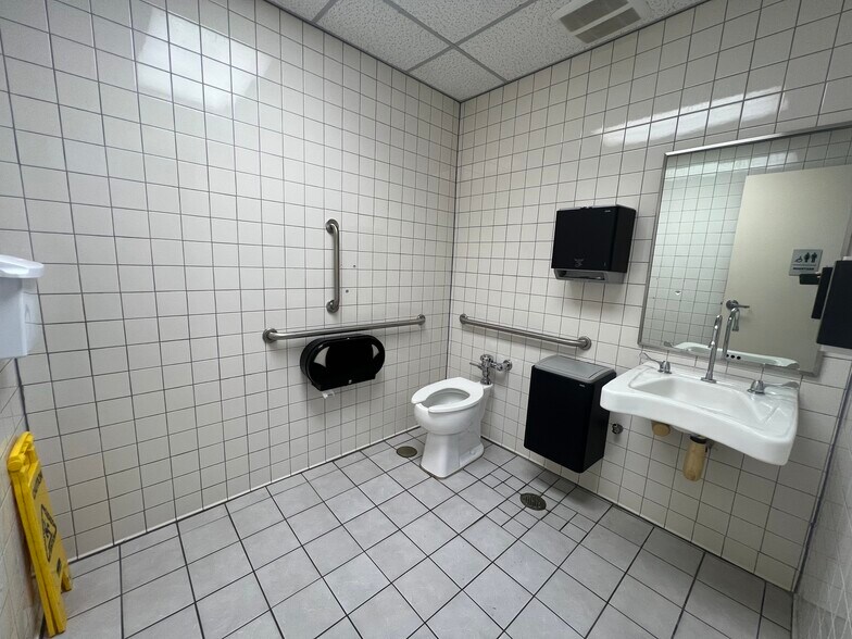More Photos Of 7655 Five Mile Rd, Cincinnati Medical For Sale
