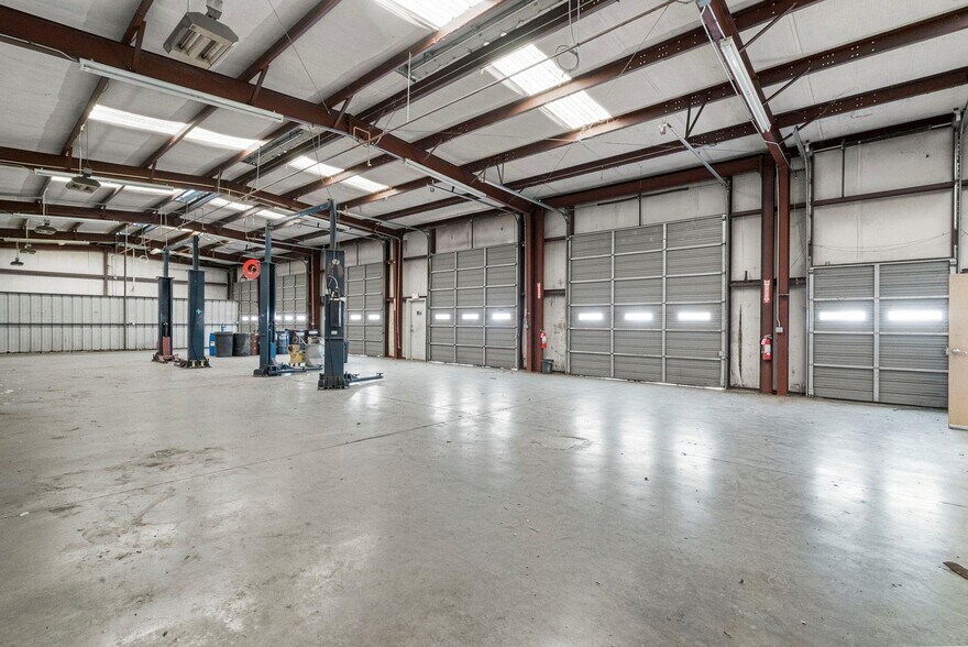 More Photos Of 240 Exchange St, Burleson Auto Dealership For Sale