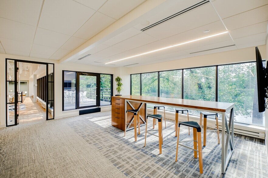 More Photos Of 11701 Borman Dr, Saint Louis Office For Sale