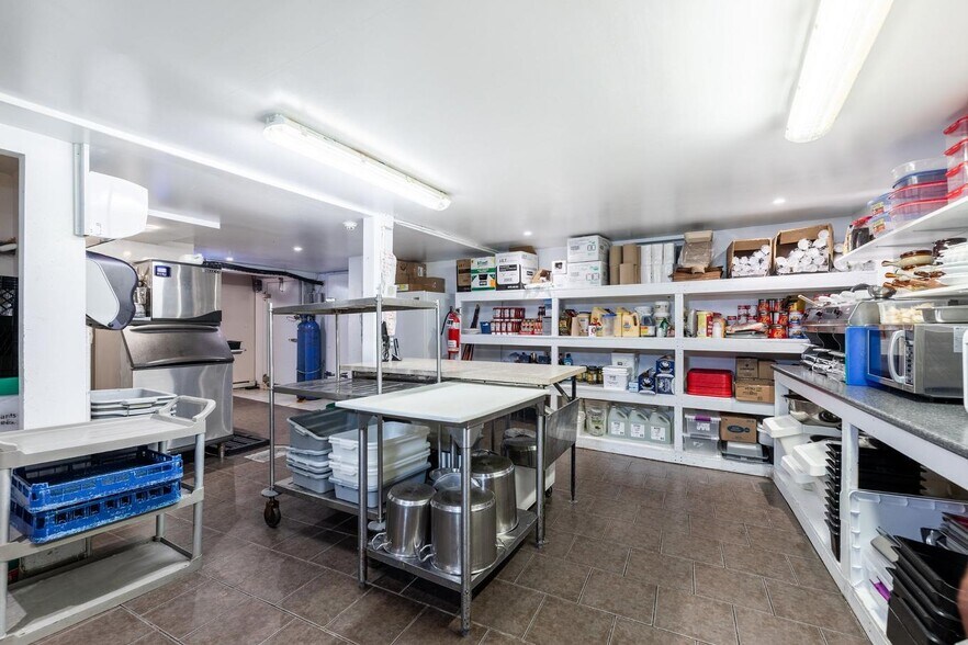 More Photos Of 880 Rue Richelieu, Beloeil Storefront For Sale