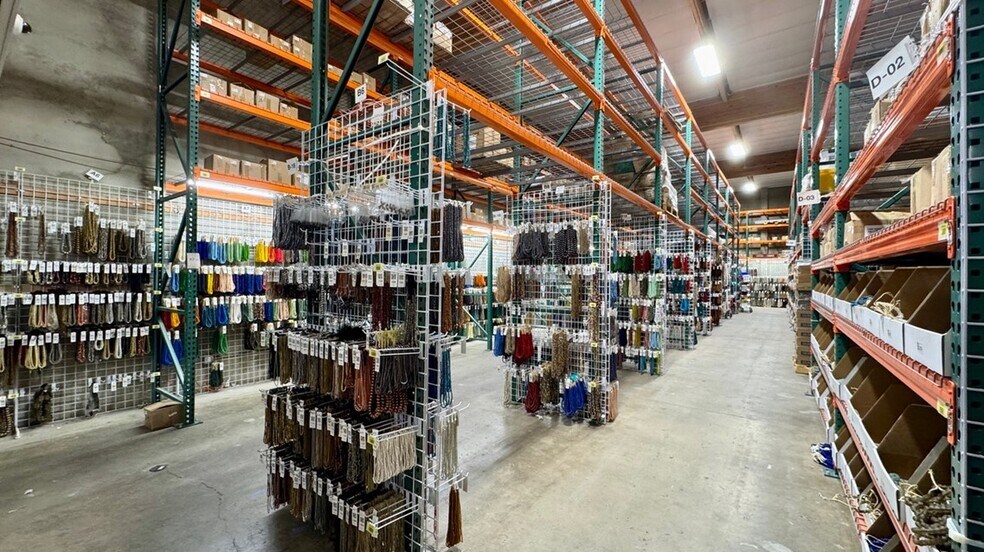 More Photos Of 18320-18330 Oxnard St, Tarzana Warehouse For Lease
