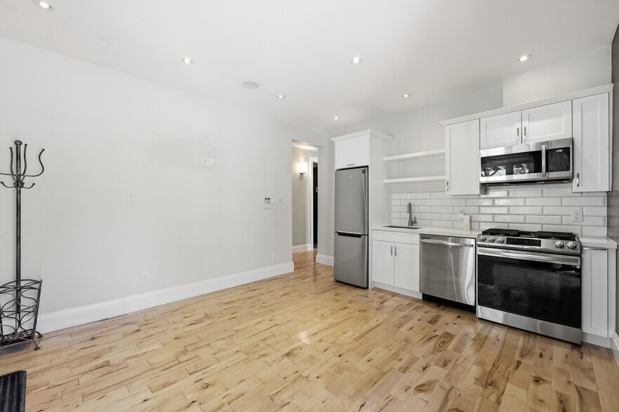 More Photos Of 58 King St W, Hamilton Office For Sale