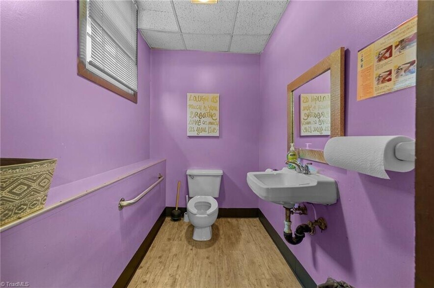 More Photos Of 1501 Upland Dr, Greensboro Office For Sale