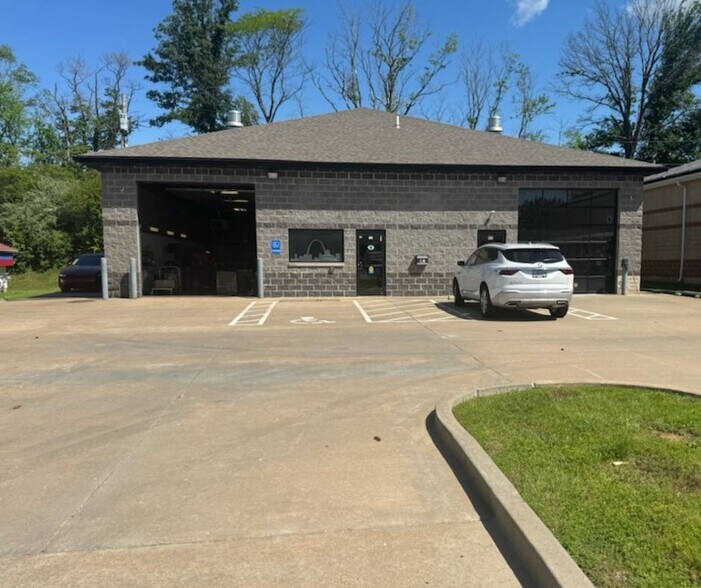 More Photos Of 81 Triad South Dr, Saint Peters Warehouse For Lease