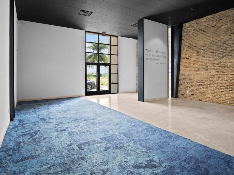 More Photos Of 7010 Rocio Dr, Laredo Freestanding For Lease