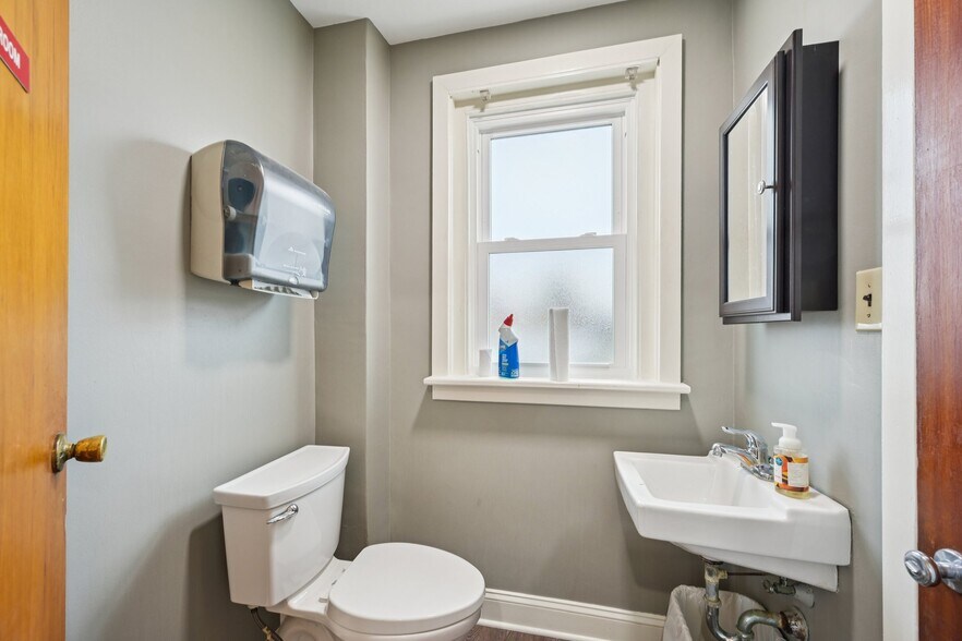 More Photos Of 306 E 4th St, Bridgeport Medical For Lease