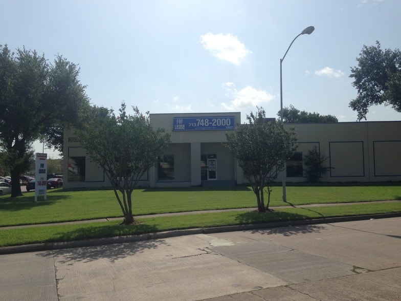 More Photos Of 3890 North Fwy, Houston Flex For Lease