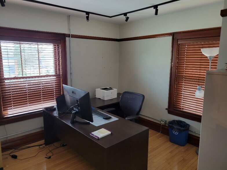 More Photos Of 117 W Willow Ave, Wheaton Office For Lease