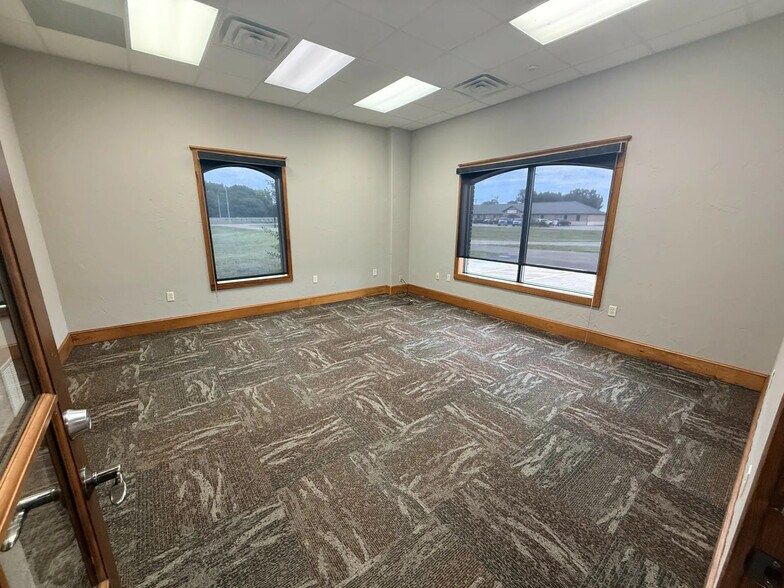 More Photos Of 830 Southpark Cir, Athens Office For Lease