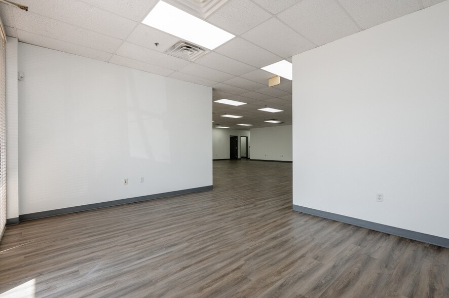 More Photos Of 2213 E Pioneer Dr, Irving Manufacturing For Lease