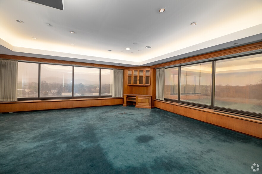 More Photos Of 53 Frontage Rd, Hampton Office For Sale