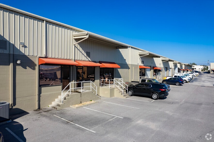 More Photos Of 5112-5144 Le Tourneau Cir, Tampa Warehouse For Lease