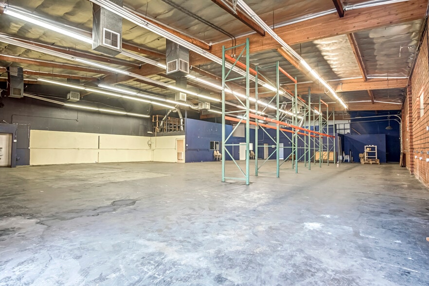 More Photos Of 13333-13345 Saticoy St, North Hollywood Warehouse For Lease