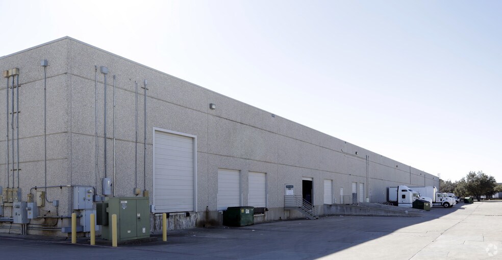 More Photos Of 2009 McKenzie Dr, Carrollton Warehouse For Lease