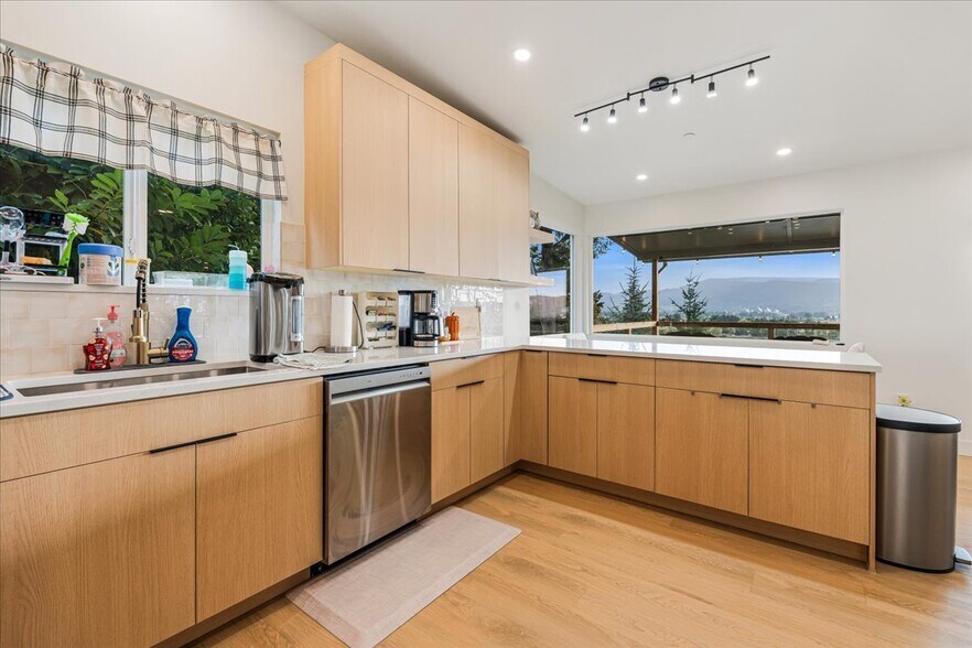 More Photos Of 520 Columbia St, Cathlamet Apartments For Sale