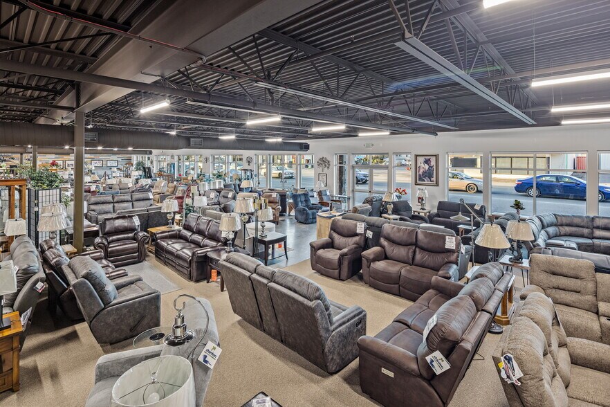 More Photos Of 916 W Division St, Mount Vernon General Retail For Sale