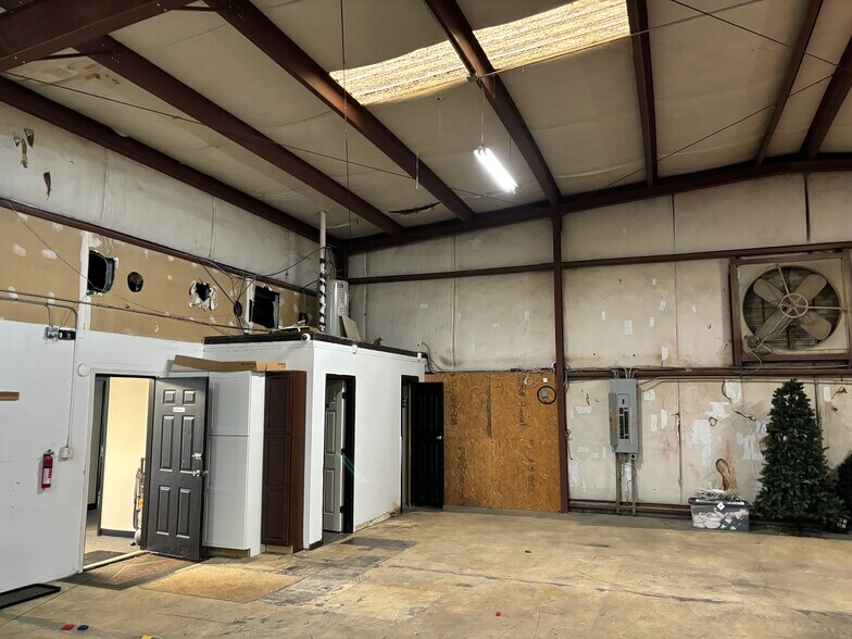 More Photos Of 441 Burton Rd, Lexington Warehouse For Lease