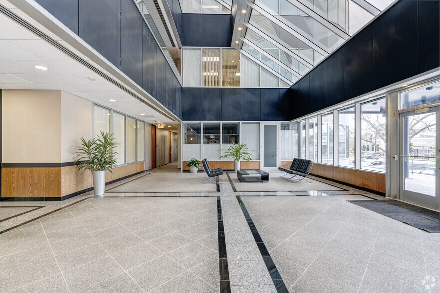 More Photos Of 8955 Katy Fwy, Houston Office For Lease