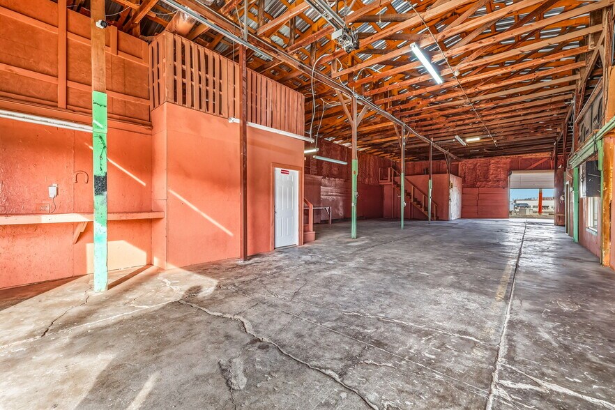 More Photos Of 26 W Washington Dr, San Angelo Warehouse For Sale