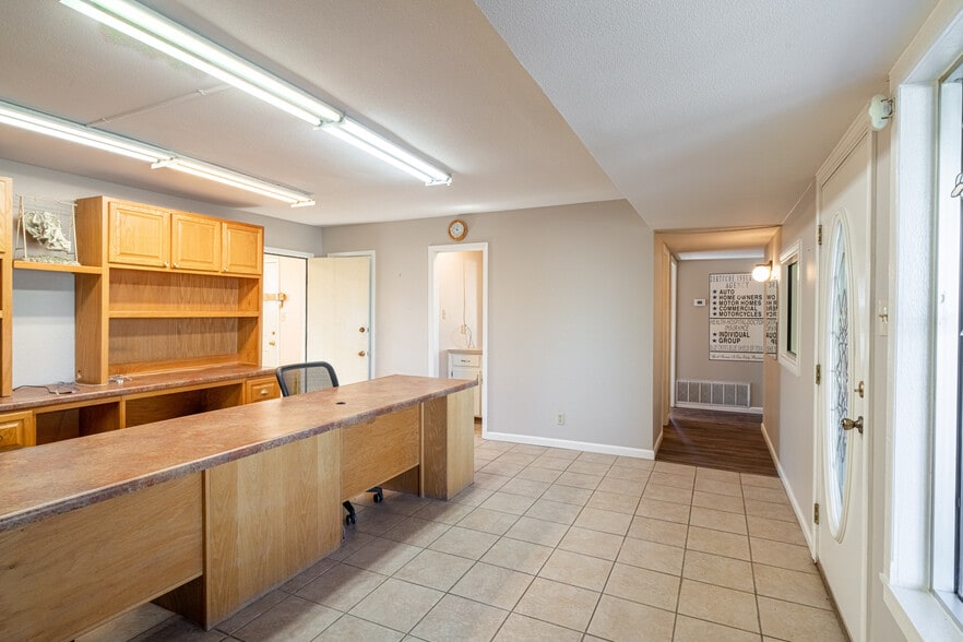 More Photos Of 200 Kings Way, Del Rio Office For Sale