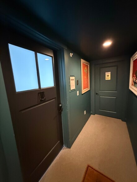 More Photos Of 18 Park St, Andover Bar For Lease