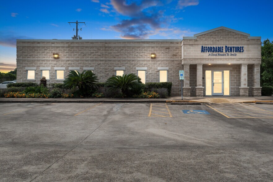 More Photos Of 3095 College St, Beaumont Medical For Sale