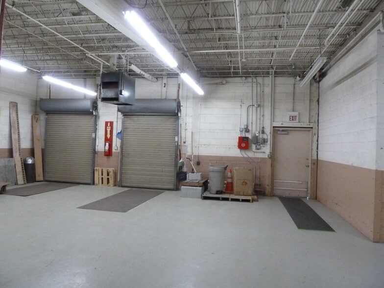 More Photos Of 1900 S Western Ave, Chicago Showroom For Lease