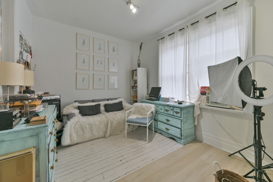 More Photos Of 863 Queen St W, Toronto Storefront Retail Office For Sale