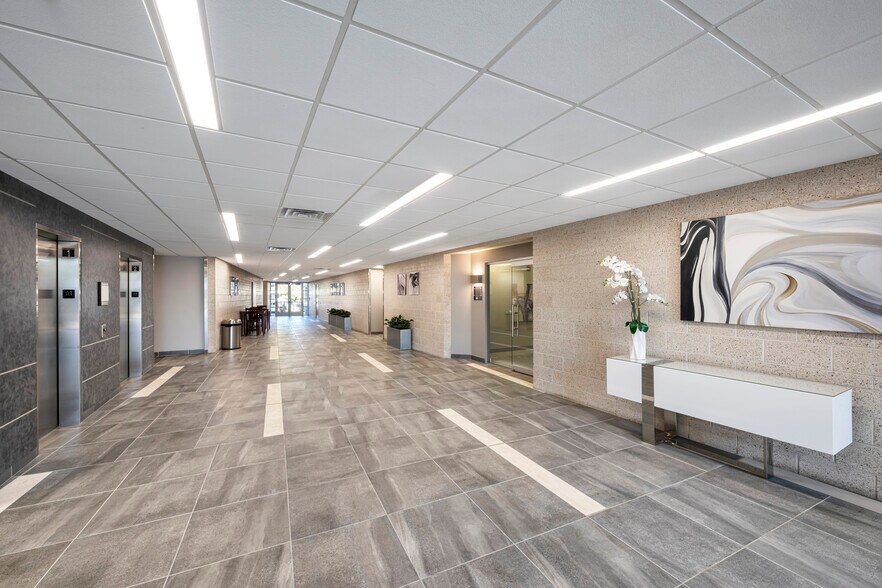 More Photos Of 690 N Cofco Center Ct, Phoenix Medical For Lease