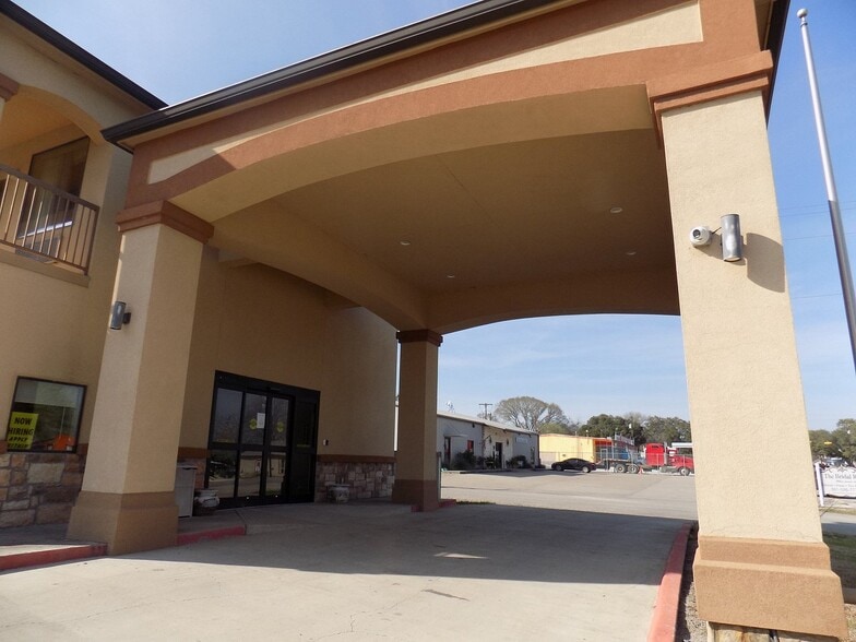 More Photos Of 200 S Lavaca, Moulton Hotel For Sale