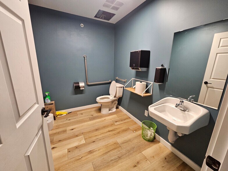 More Photos Of 1305 Industrial Rd, West Kelowna Warehouse For Lease