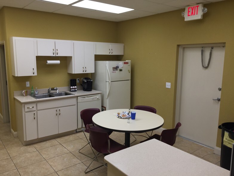 More Photos Of 5470-5476 Lithia Pinecrest Rd, Lithia Medical For Lease