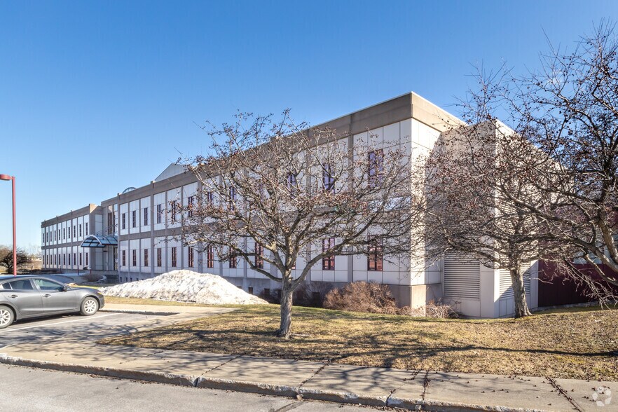 More Photos Of 275 Boul Armand-Frappier, Laval Office For Lease