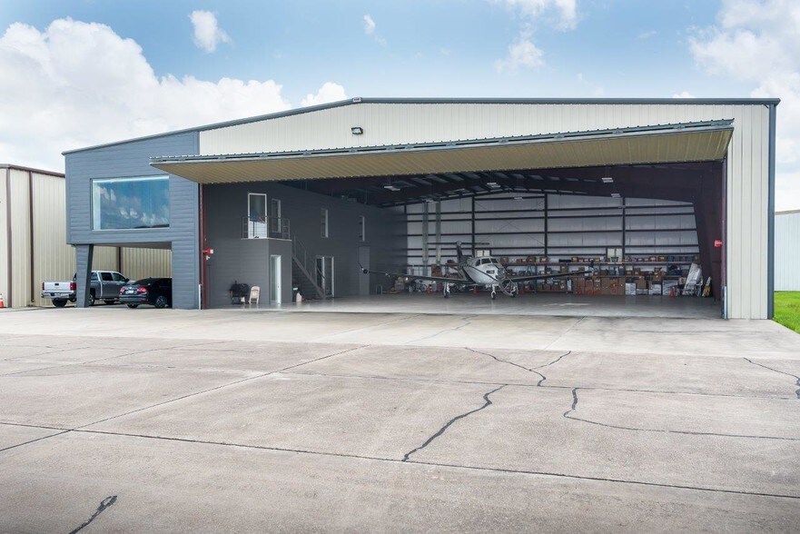 18000 Groeschke Rd, Houston, TX 77084 Airplane Hangar For Sale