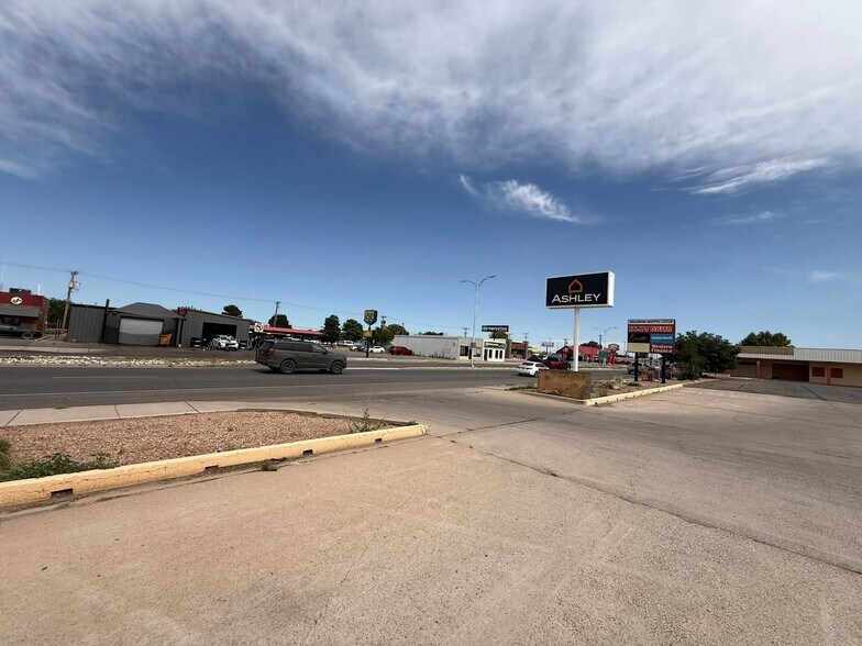 More Photos Of 1000 S Main St, Roswell Freestanding For Sale