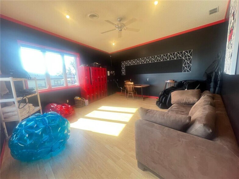 More Photos Of 105 S Mantorville Ave, Kasson Service For Sale